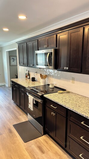 Microwave, oven, stovetop, dishwasher - Welcome to Gamewell retreat!  (Memphis)