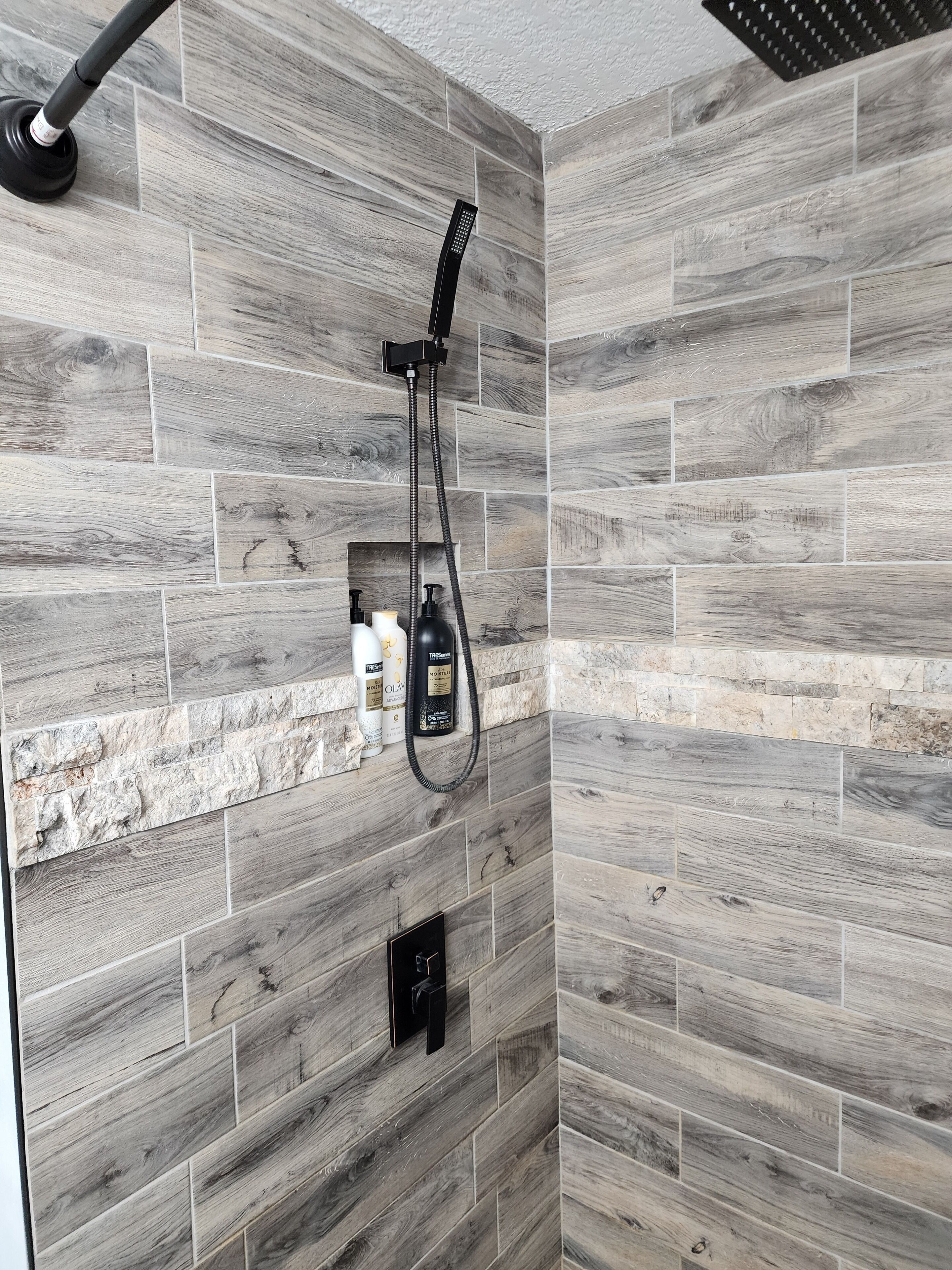 Suihku, hiustenkuivaaja, pyyhkeet, saippua