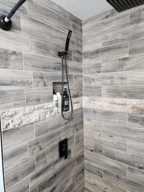 Douche, sèche-cheveux, serviettes fournies, savon