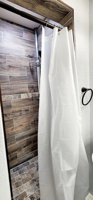 Douche, sèche-cheveux, serviettes fournies, savon