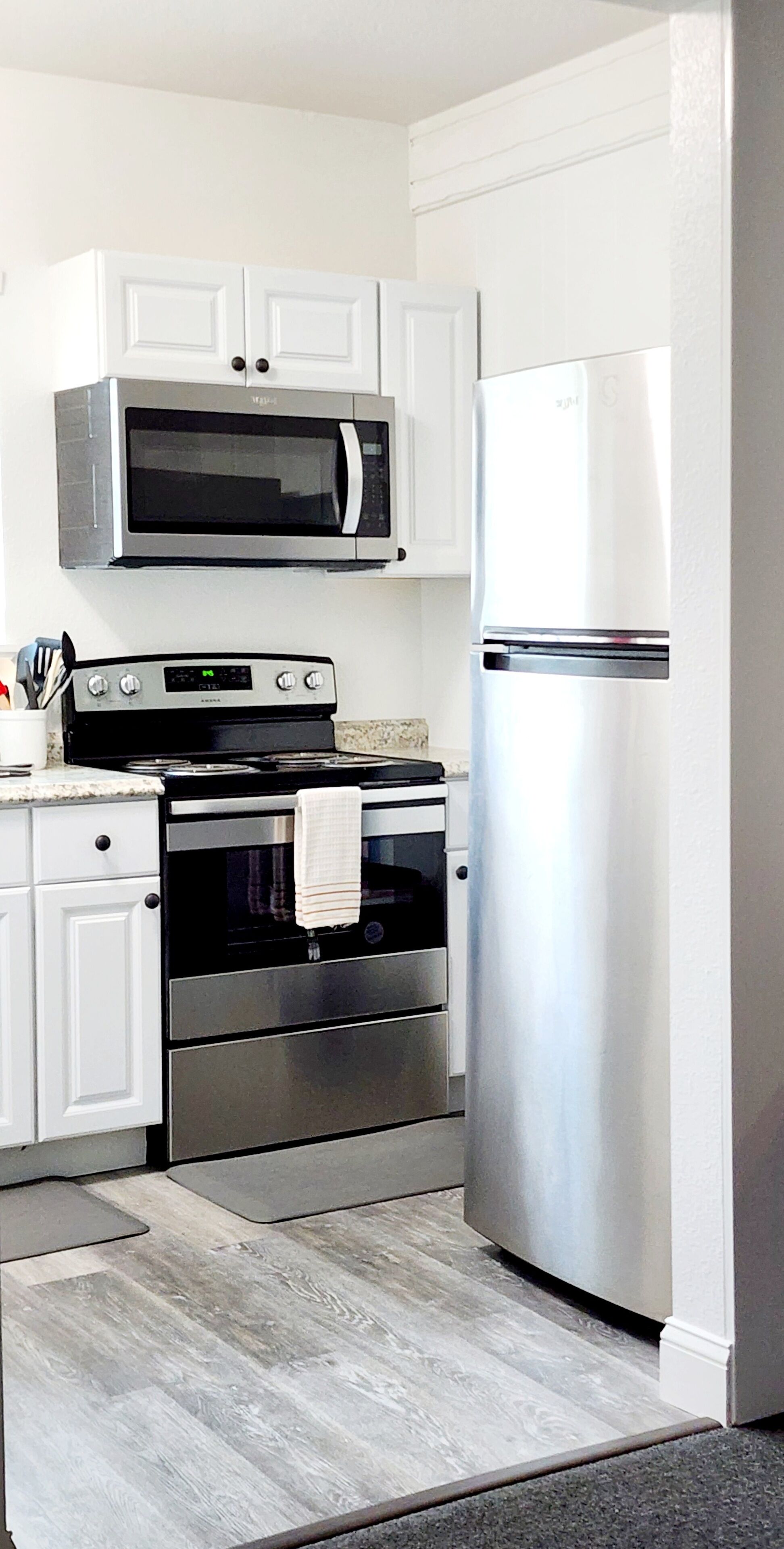 Jääkaappi, mikroaaltouuni, uuni, liesi