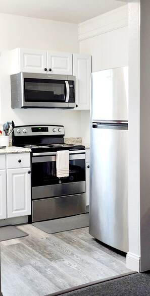 Réfrigérateur, micro-ondes, four, plaque de cuisson