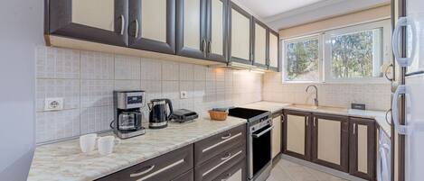 Kühlschrank, Ofen, Herdplatte, Wasserkocher mit Kaffee-/Teezubehör