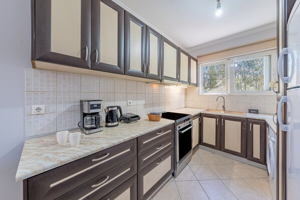 Fridge, oven, stovetop, coffee/tea maker