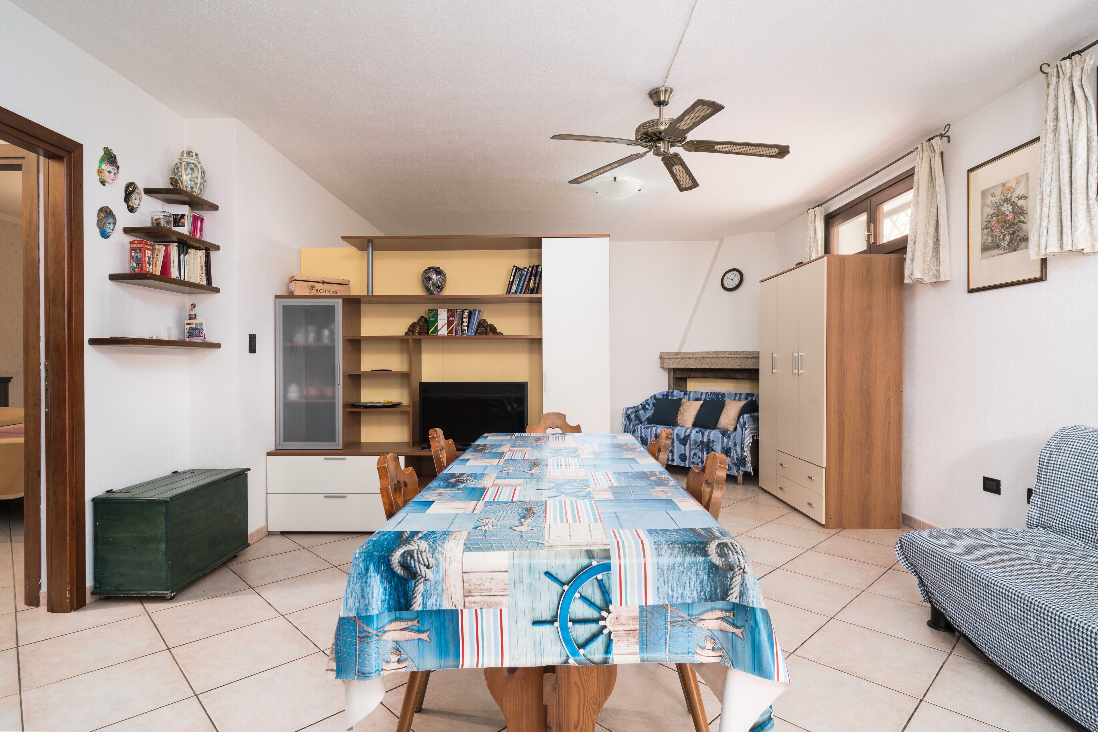 Televisie en een open haard