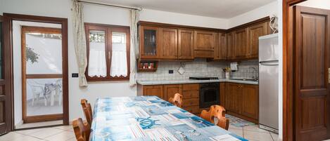 Frigorifero, forno, piano cottura, macchina per tè/caffè