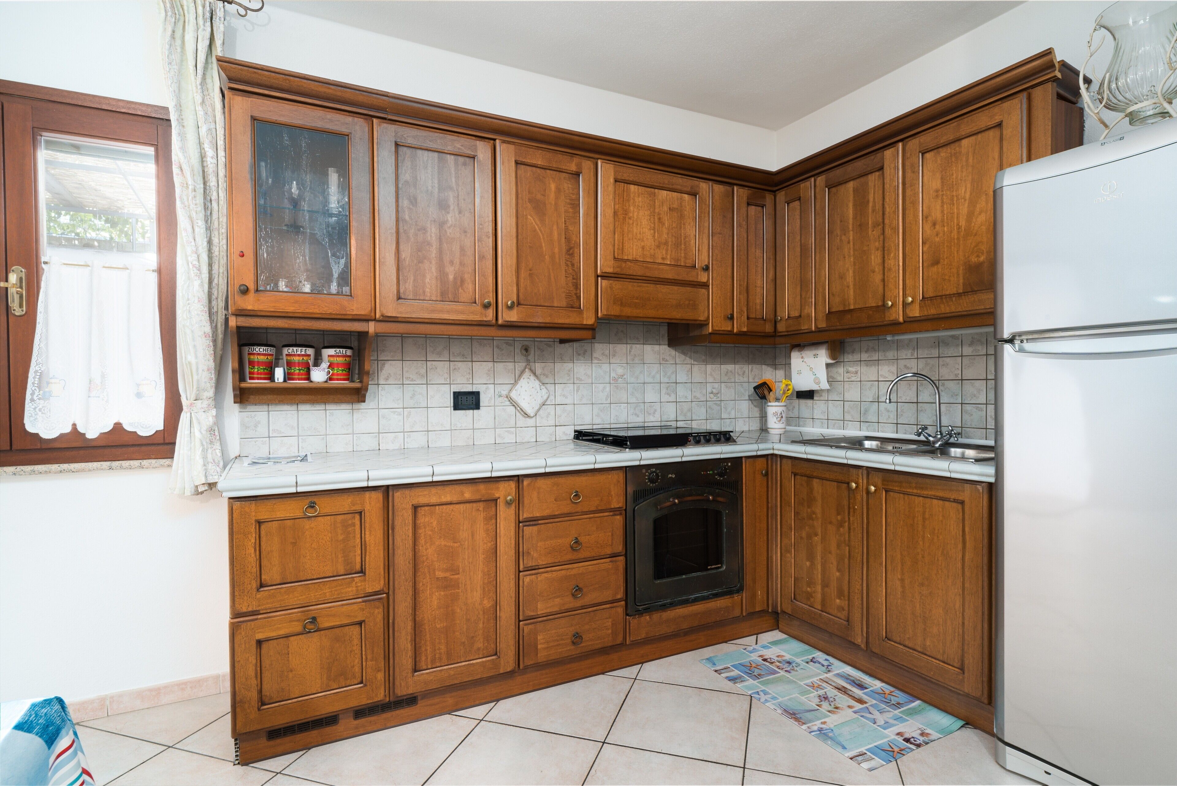 Fridge, oven, stovetop, coffee/tea maker