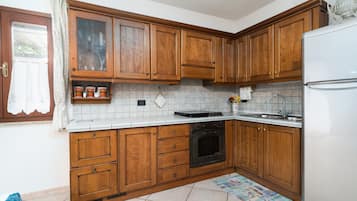 Fridge, oven, stovetop, coffee/tea maker