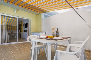 تناول الطعام بالخارج