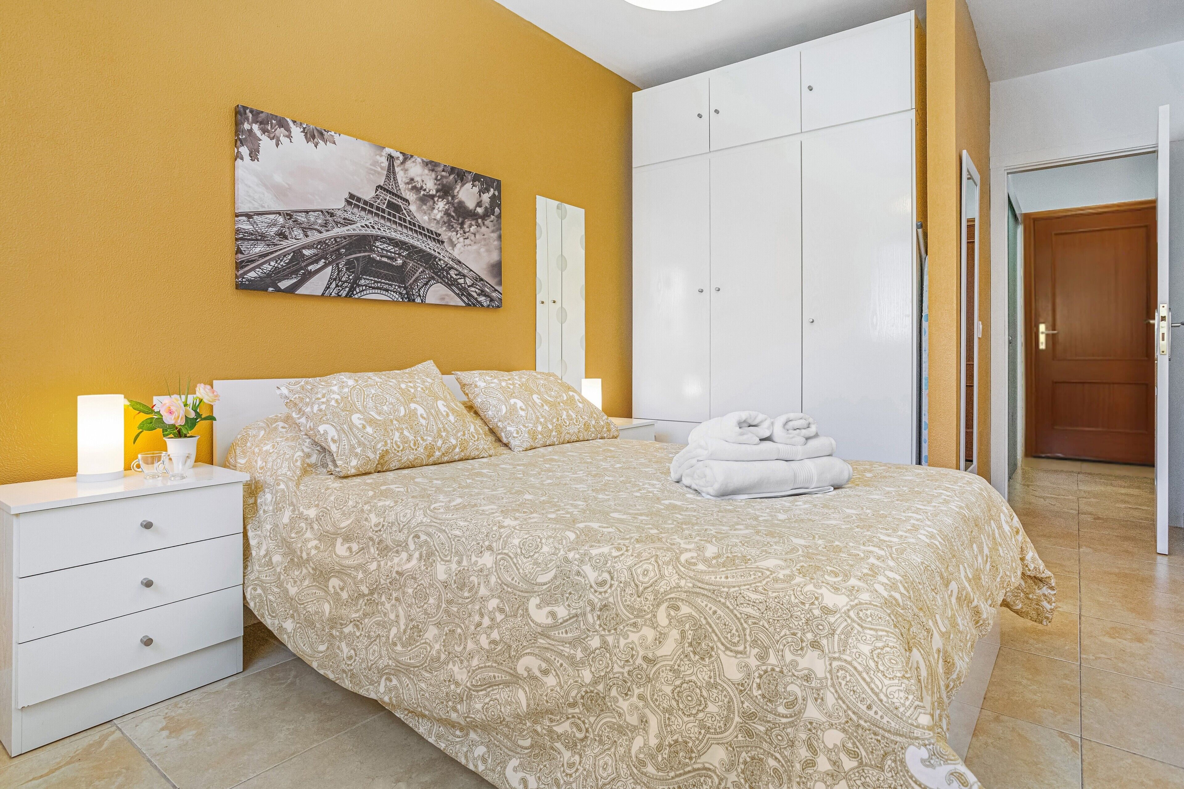 1 slaapkamer, een strijkplank/strijkijzer, gratis wifi, beddengoed