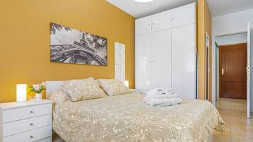 1 slaapkamer, een strijkplank/strijkijzer, gratis wifi, beddengoed