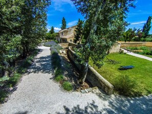 Property grounds - Holiday Home 'Atelier' with Shared Pool, Private Garden and Wi-Fi (Colonzelle)