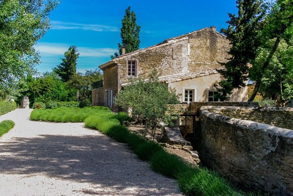 Property grounds - Holiday Home 'Atelier' with Shared Pool, Private Garden and Wi-Fi (Colonzelle)