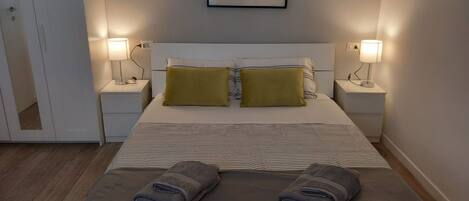 1 habitación, tabla de planchar con plancha, wifi gratis y ropa de cama