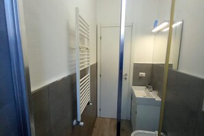 Dusche, Haartrockner, Bidet, Handtücher
