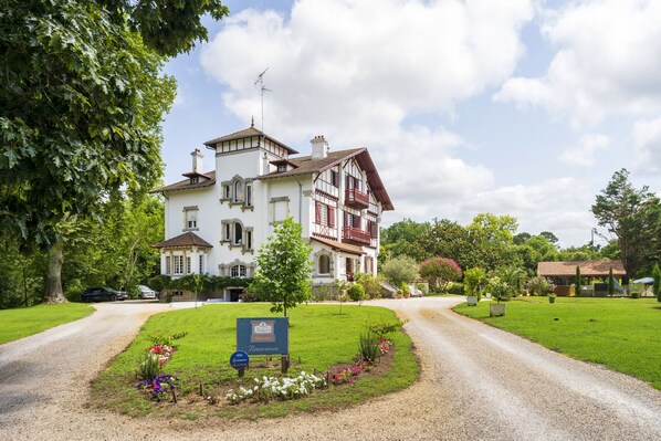 Exterior - Villa 'Domaine De Bellegarde' with Private Terrace, Private Garden and Wi-Fi (Soustons)