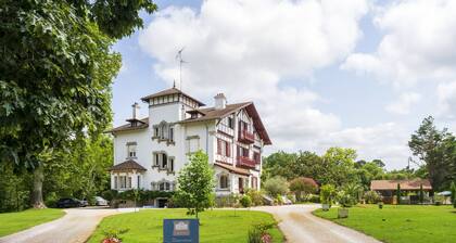 Villa 'Domaine De Bellegarde' avec terrasse privée, jardin privé et Wi-Fi