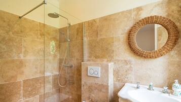 Shower, hair dryer, towels