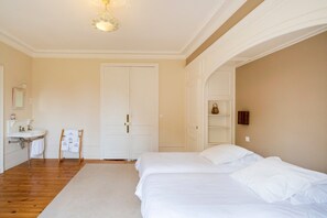 9 Schlafzimmer, Bügeleisen/Bügelbrett, kostenloses WLAN, Bettwäsche