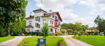 Exceptional 19th-Century Estate with Heated Pool & Private Park – Between Ocean and Lake