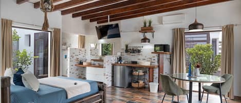 1 habitación, tabla de planchar con plancha, wifi gratis y ropa de cama