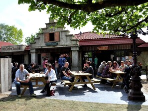 Bungalow | Property grounds - Bungalow in a Holiday Park Near Maastricht (Susteren)