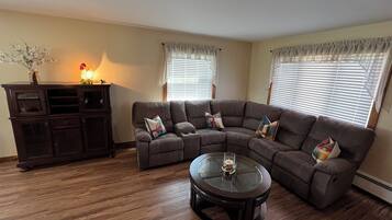 Een smart-tv, boeken en een printer