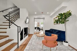 Smart TV - Charming Townhouse in Historic Old Town Alexandria - Perfect for Families and Groups (Alexandria)