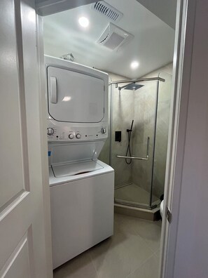 Chuveiro, secador de cabelo, toalhas de banho, sabonete