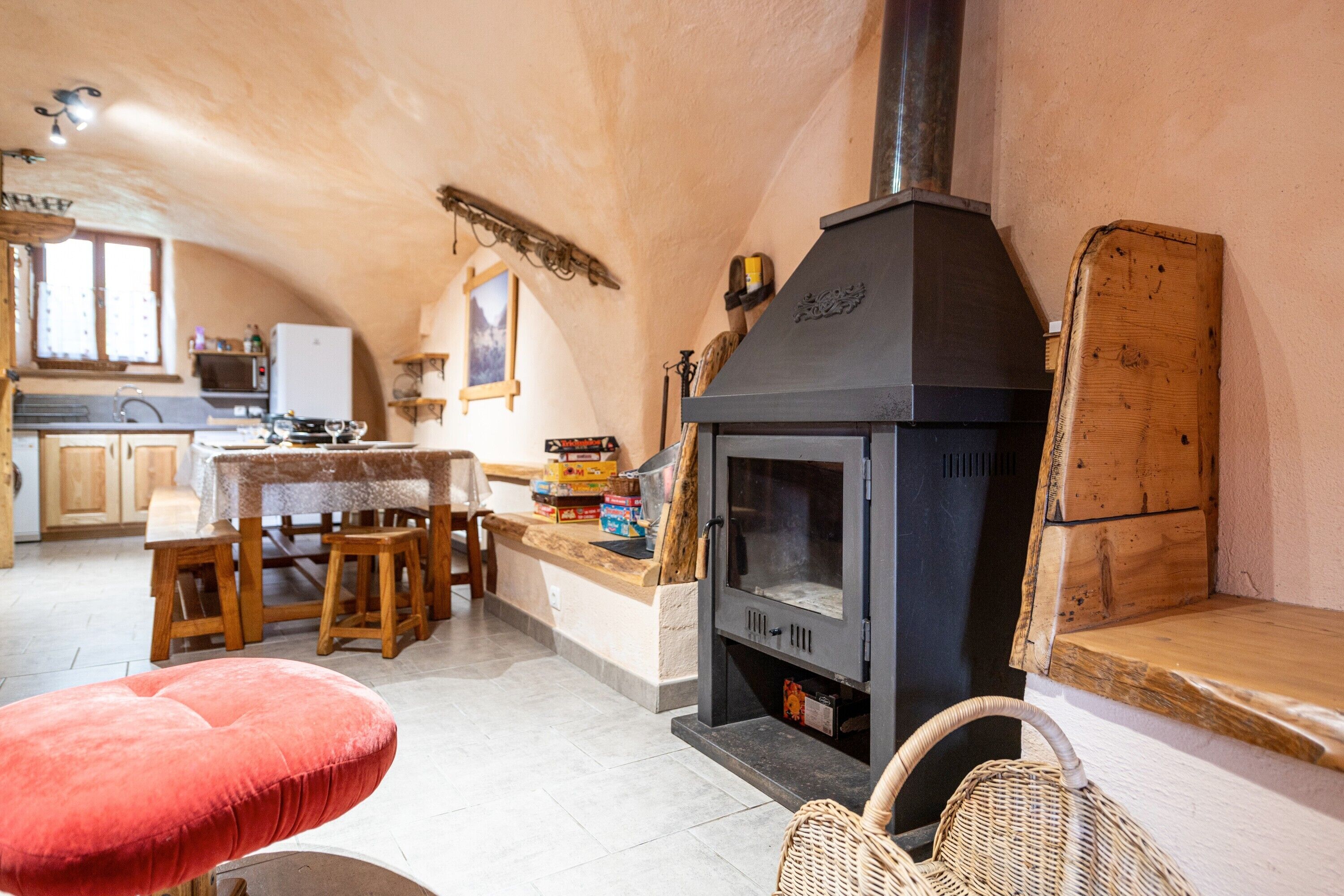 Una cocina acogedora con estufa de leña, mobiliario de madera y una decoración rústica.