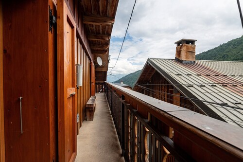 Chalet "De Charme À La Montagne" avec vue sur les montagnes, terrasse privée et Wi-Fi