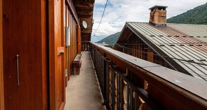 Chalet "De Charme À La Montagne" avec vue sur les montagnes, terrasse privée et Wi-Fi