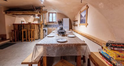 Chalet "De Charme à La Montagne" avec vue sur les montagnes, terrasse privée et Wi-Fi