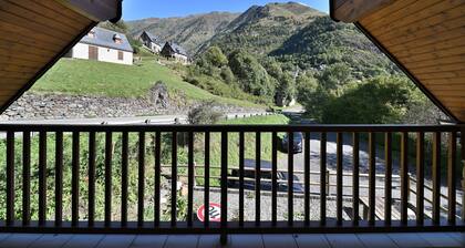 Casa de vacaciones 'Bergerie Route De Piau Engaly' con vistas a la montaña, terraza y jardín