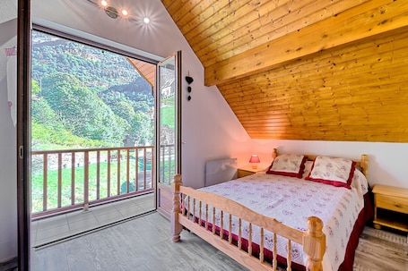 3 camere, ferro/asse da stiro. Casa vacanze 'Bergerie Route De Piau Engaly' con vista sulle montagne, terrazza e giardino
