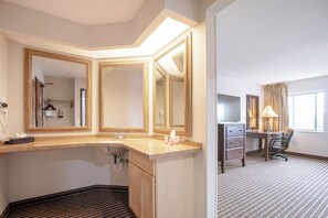 Premium Room, 2 Queen Beds, Non Smoking | Bathroom | Free toiletries, hair dryer, towels - OYO Townhouse Houston Airport North (Houston)