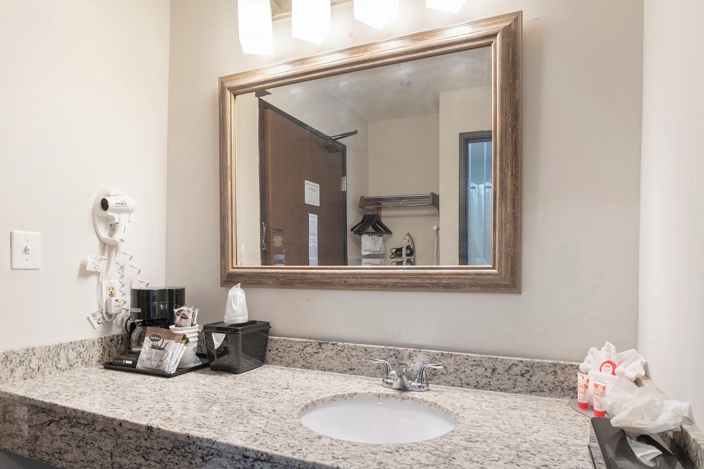 Photo - OYO Townhouse Houston Airport North