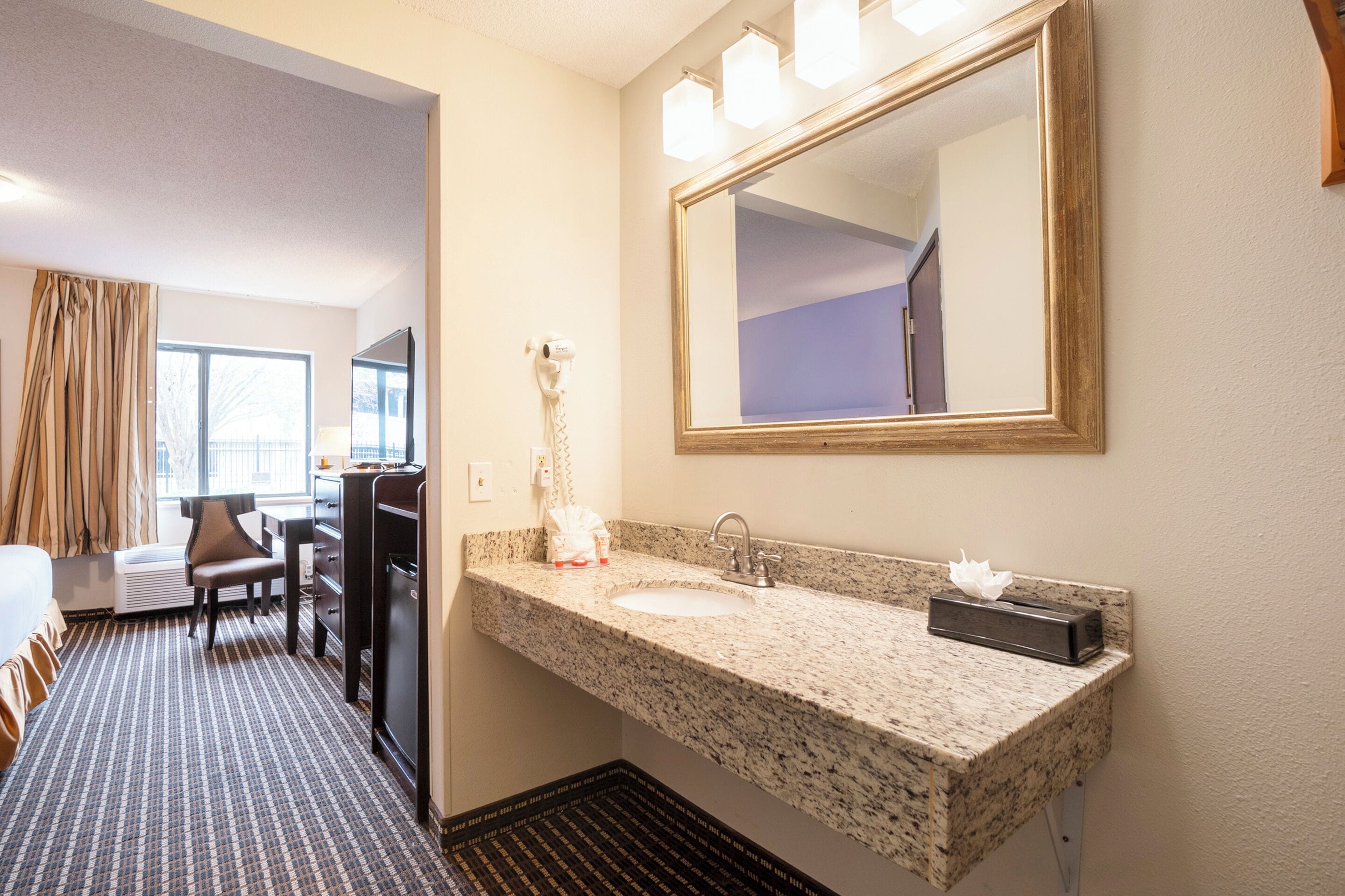 客房, 1 张特大床, 无烟房 (Accessible) | 办公桌、熨斗/熨衣板、免费 WiFi、床单