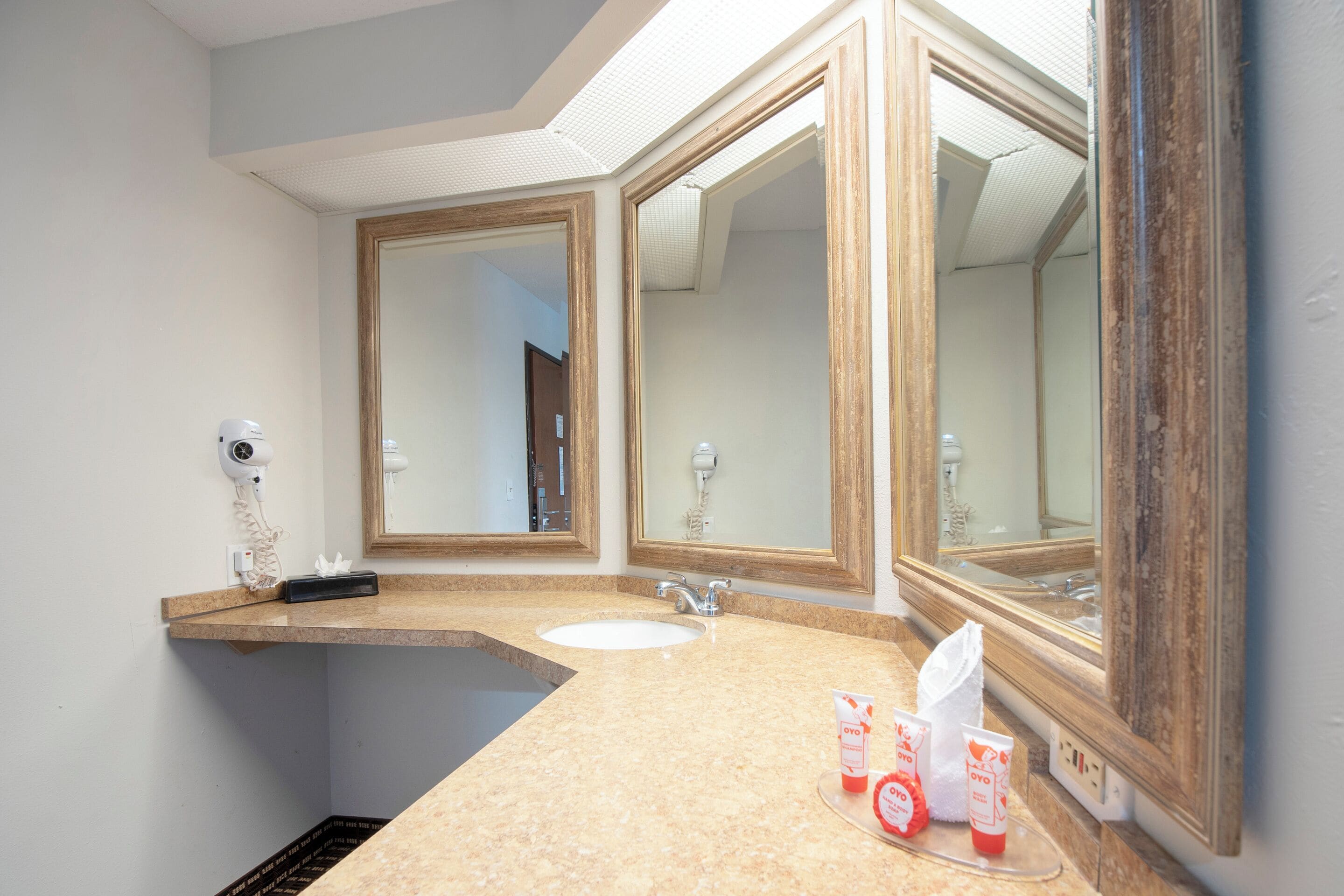 Photo - OYO Townhouse Houston Airport North