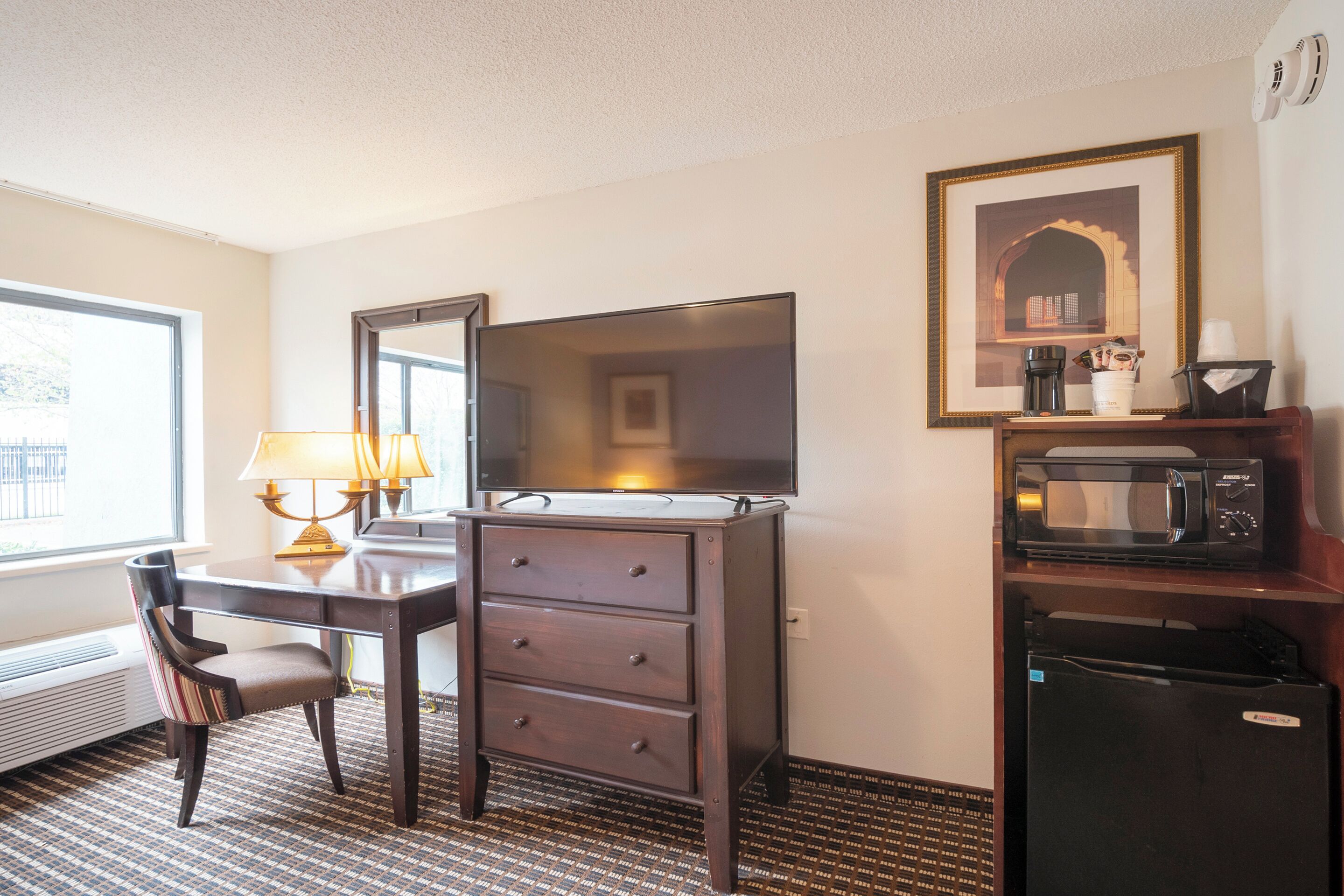 客房, 1 张特大床, 无烟房 (Accessible) | 办公桌、熨斗/熨衣板、免费 WiFi、床单