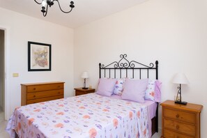 1 slaapkamer, een strijkplank/strijkijzer, gratis wifi, beddengoed