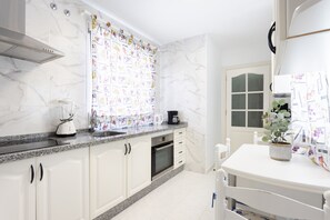 Jääkaappi, mikroaaltouuni, uuni, kahvin-/teenkeitin