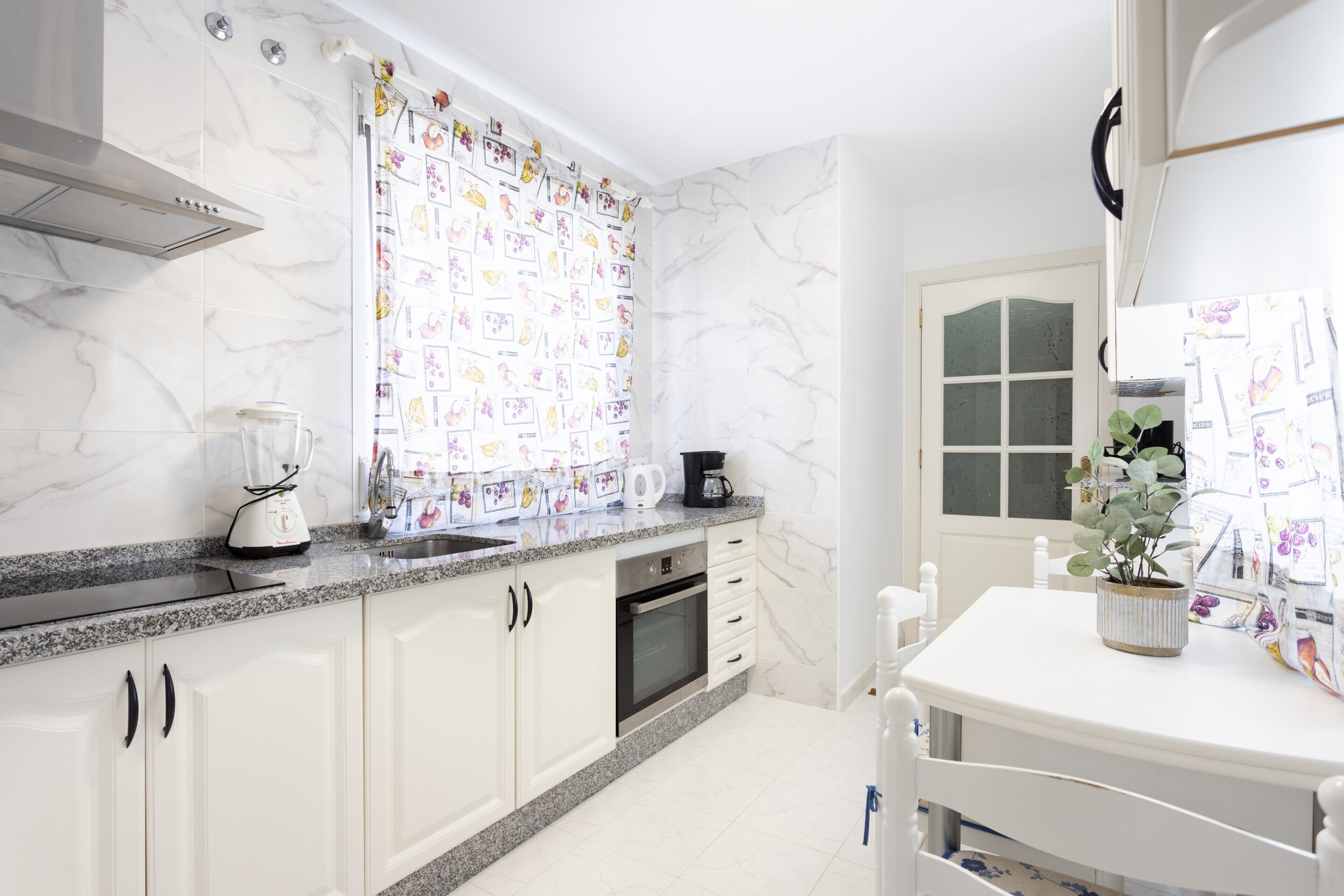 Fridge, microwave, oven, coffee/tea maker