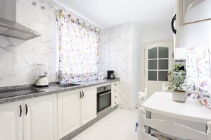 Een koelkast, een magnetron, een oven, een koffiezetapparaat/waterkoker