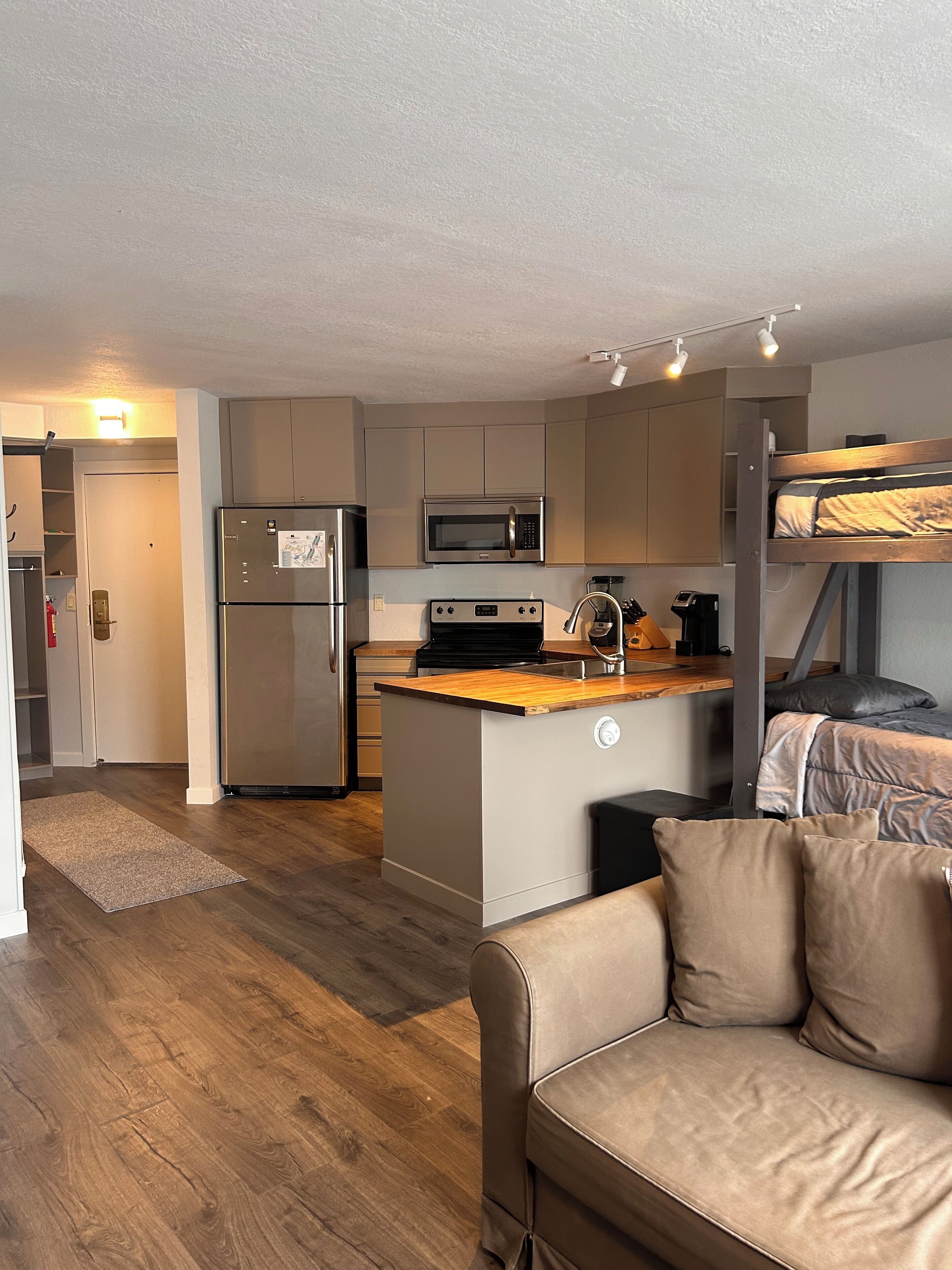 Cozy Skin-In-Ski-Out Studio in Winter Park with pool, fitness room, WiFi