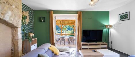 TV, fireplace, ping pong