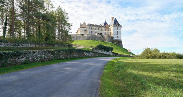 A castle on a hill with a paved road leading to it. - Charming House with Private Pool between Périgord and Quercy (Loubejac)