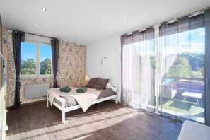 4 bedrooms, iron/ironing board, free WiFi