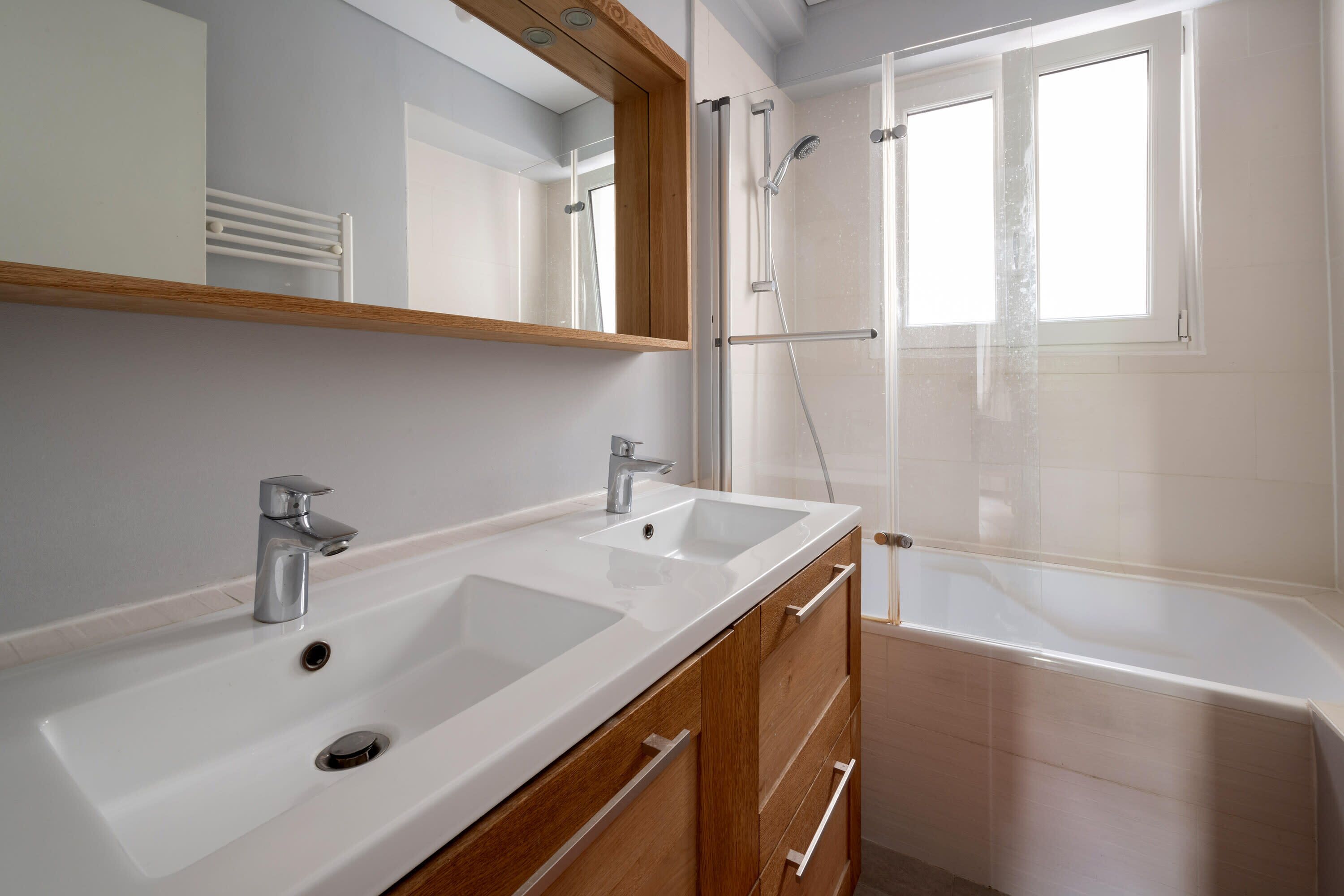 Amenidades de baño gratuitas, secadora de cabello, toallas 