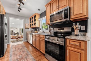 Kjøleskap, mikrobølgeovn, ovn og kokeplater